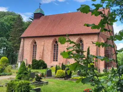 Die St.-Elisabeth-Kirche Hude im Juni 2022.