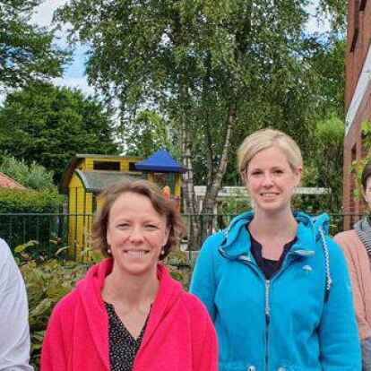 Vorbereitungen laufen (von links): Nils Emler (1. Vorsitzender F&ouml;rderverein Kindergarten Thienkamp), Veronika Paetzold und Martina Brunken (1. und 2. Vorsitzende F&ouml;rderverein Kita &bdquo;Am Breeden&ldquo;), Sabrina Boekhoff-Hackmann sowie Jana Eiting (1. Vorsitzende F&ouml;rderverein Kindergarten Gristede).