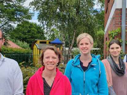 Vorbereitungen laufen (von links): Nils Emler (1. Vorsitzender F&ouml;rderverein Kindergarten Thienkamp), Veronika Paetzold und Martina Brunken (1. und 2. Vorsitzende F&ouml;rderverein Kita &bdquo;Am Breeden&ldquo;), Sabrina Boekhoff-Hackmann sowie Jana Eiting (1. Vorsitzende F&ouml;rderverein Kindergarten Gristede).