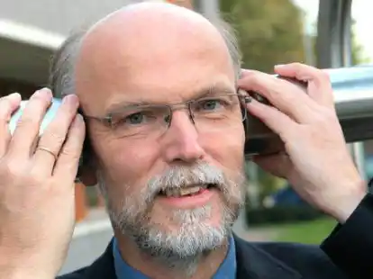 Birger Kollmeier ist Sprecher des Exzellenzclusters &bdquo;Hearing4All&ldquo; und des Kompetenzzentrums &bdquo;H&ouml;rTech&ldquo;.