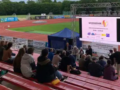 Wolfgang Sidka (VfB-Pr&auml;sident, von links), Bernd M. Beyer (Autor von &bdquo;Boykottiert Katar&ldquo;), Annemarie Willjes (Amnesty International) und Dietmar Sch&auml;fers (Vizepr&auml;sident der IG BAU) diskutieren &uuml;ber die anstehende Fu&szlig;ball-Weltmeisterschaft der M&auml;nner in Katar.
