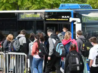 Fahrsch&uuml;ler steigen am Schulzentrum Ganderkesee in den Bus, Die Sch&uuml;lerbef&ouml;rderung soll auch f&uuml;r Oberstufensch&uuml;ler k&uuml;nftig kostenlos sein.
