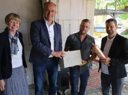 Bei der Grundsteinlegung: Schulleiterin Claudia Berger, B&uuml;rgermeister Lars Krause, Polier Egon Sternal und Architekt Oliver Ohlenbusch.