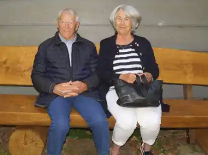 Gemeinsam mit Ehefrau Irmgard weihte Hermann T&ouml;njes die gesponserte Sitzbank vor der Jagdh&uuml;tte im Hasbruch am Montag ein.