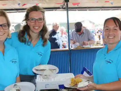 Ein Foto vom bislang letzten Matjesfest 2019 in Apen: Frisch servierter Fisch mit Bratkartoffeln landete auch damals schon auf den Tellern.