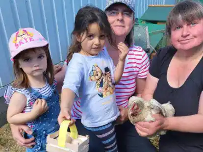Die Kinder Sara und Alice  durften am Mittwoch die Eier einsammeln. Die Erzieherinnen Tanja Vienenk&ouml;tter und Karin Voigt-Geib haben das Projekt mit der H&uuml;hnerhaltung in der Kita initiiert.