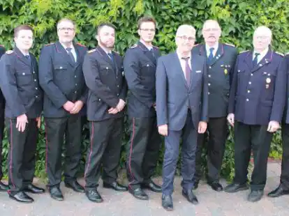 Kamen zur Jahresversammlung zusammen: Ortsbrandmeister S&ouml;nke B&ouml;lts (von links), stellv. Ortsbrandmeister Kevin L&uuml;bben-Meine, Kai-Uwe Fle&szlig;ner, Olaf Jan&szlig;en, Stephan Siemer, stellv. B&uuml;rgermeister Hans-J&uuml;rgen Janssen, Friedrich Gertje, Hermann Tammen und Gemeindebrandmeister Hartmut Bollen.