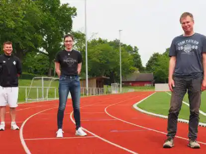 Viel auf dem Sportplatz unterwegs (von links): Bennet Eilenberger und Lynn Bredehorn haben ihr FSJ bei der Peter-Ustinov-Schule in Hude absolviert. F&uuml;r das kommende Schuljahr nimmt Schulsozialarbeiter Michael Firtzlaff gern noch Bewerbungen entgegen.