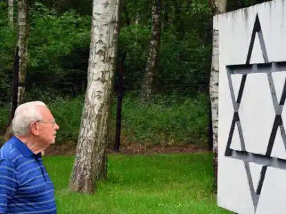 Janek Mandelbaum (95) wurde mit 15 Jahren in eines der zahlreichen Au&szlig;enlager von Auschwitz verschleppt. Hier befindet er sich in der Gedenkst&auml;tte Stutthof.