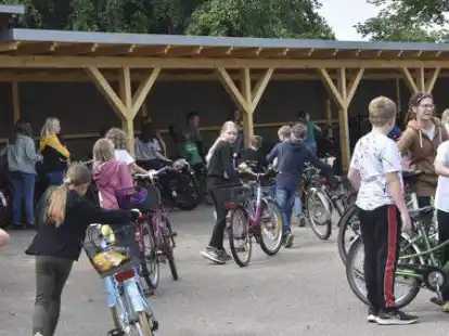 Das ist er, der nagelneue Fahrradunterstand.