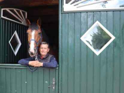 Hat sich mit seinem eigenen Hof seinen Kindheitstraum erf&uuml;llt: S&ouml;ren Pedersen f&uuml;hrt in Wohlde den Turnier- und Ausbildungsstall &bdquo;Pedersen Sporthorses&ldquo;.