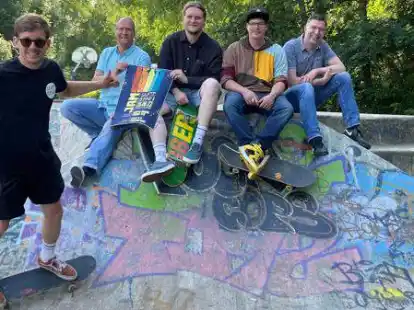 Freuen sich auf den Skate Jam: J&ouml;rn Bocksberger, Marco R&uuml;hle vom Jugendzentrum, Lennart Willms und Lukas Dings sowie Jevers neuer Jugendhausleiter Johannes Gabriel.