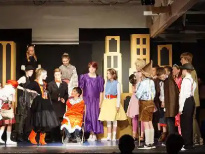 Das Theater an der Zinzendorfschule wurde von der Corona-Pandemie ausgebremst. Nun d&uuml;rfen die Sch&uuml;ler wieder auf der B&uuml;hne stehen. Die Klasse 6a &uuml;berzeugte mit dem St&uuml;ck &bdquo;Grimm &ndash; oder die wahre Geschichte von Rotk&auml;ppchen und dem Wolf&ldquo;.