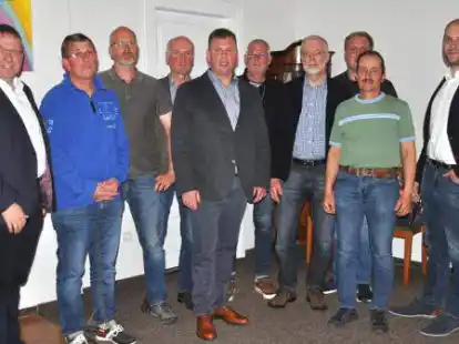 Gruppenbild mit Johann Bartels (LKV), Heiko Wefer, Torsten Barr, Gerd von Runnen, Gerriet Janssen, Heiko Holthusen, Dieter Oncken, Renke Witting, Ralf Schnattbaum und Thomas B&uuml;lter (LKV)