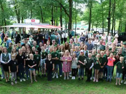 Sieger und Platzierte aller Wettk&auml;mpfe des Tages. Bezirkskinderk&ouml;nigin wurde Hannah Bahlmann (Dritte v.l.).