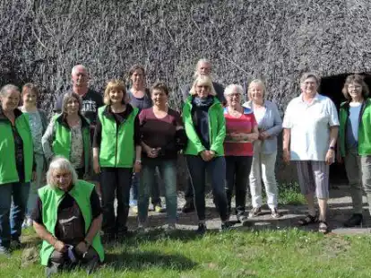 Der Vorstand des Bronzezeithausvereins mit Kassenwartin Anne Marx, Schriftf&uuml;hrerin Petra Ostendorf, Zweite Vorsitzende Elke Mathiszig und Erste Vorsitzende Ilona Gradic (2. Reihe von links in gr&uuml;nen Westen).