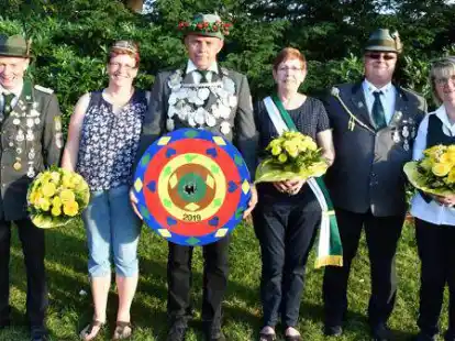Aufnahme von der letzten K&ouml;nigsproklamation des Sch&uuml;tzenvereins Reckum-Winkelsett im Jahr 2019  (von links): Holger H&ouml;femann, B&auml;rbel und J&uuml;rgen St&ouml;ver, Maike Wolle, Marco Rolappe und Ute Vallan (Vereinsmeisterin)