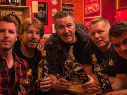 Freuen sich auf ihren Auftritt in Leer: Die Mitglieder der Band &bdquo;Rockshots&ldquo;.