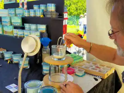 Der Glas- und Sandk&uuml;nstler Hendrik Baumann ist auch mit dabei: Die erste Norddeicher Meile 2022 ist am Donnerstag gestartet und bietet Besuchern noch bis Sonntag Feines, Interessantes oder Leckeres vor dem Ocean Wave.