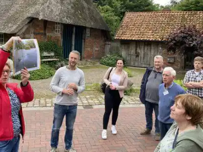 Der Arbeitskreis Dorfentwicklung lie&szlig; sich von der D&ouml;tlinger Gemeindemitarbeiterin Ulrike Hollmann (links) die Ergebnisse in Ostrittrum zeigen.