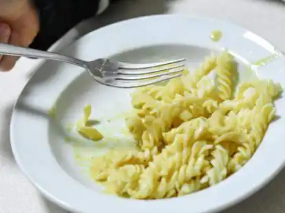 &Auml;rger in mehreren Seniorenheimen im Landkreis Oldenburg: Aufgrund mehrerer Corona-F&auml;lle wechselte der Catering-Service in den Notfall-Betrieb. (Symbolbild)