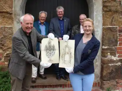 Achim Kn&ouml;fel und Karen Jens pr&auml;sentieren die neu entdeckten Zeichnungen der Arp-Schnitger-Orgel und des Altars.  Helmut Bahlmann, Pfarrer Dirk J&auml;hrig und Dietrich Diederichs-Gottschalk freuen sich &uuml;ber den besonderen Fund.