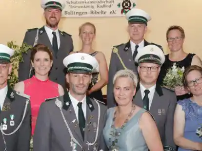 Mit dem neuen K&ouml;nigspaar Christina Harms und Prinzgemahl Wilfried (vorne Mitte)  sowie ihrem Hofstaat feierten die Radbod Sch&uuml;tzen ein tolles Sch&uuml;tzenfest.