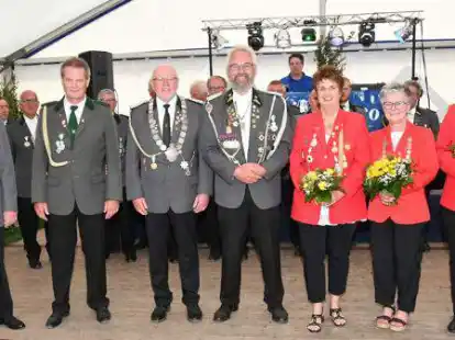 Das K&ouml;nigshaus des Huder Jubil&auml;umssch&uuml;tzenfestes (von links): Manfred Knobling, Harald Struck, Bernfried J&uuml;chter, Dieter Oehlschl&auml;ger, Michaela Schramm, Doris Zabrodsky und Annika J&uuml;chter.