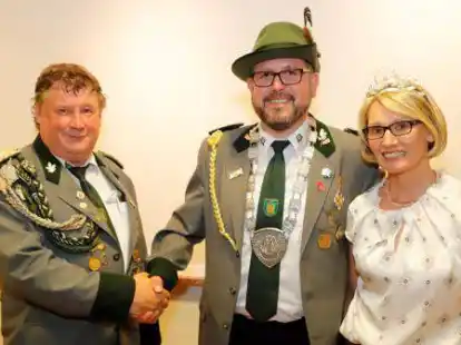 Der neue Kaiser und Vorsitzende Bernd Willer (links) gratulierte dem K&ouml;nigspaar Dennis und Martina L&ouml;schen.