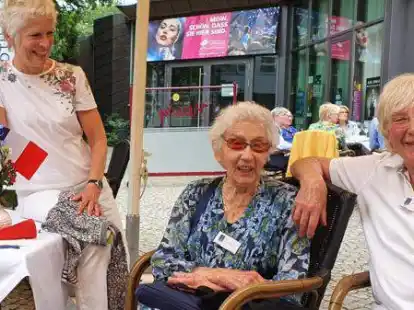 Yvonne Denis mit ihren deutschen Freundinnen Barbara Behnes (rechts) und Christiane Hagemann.