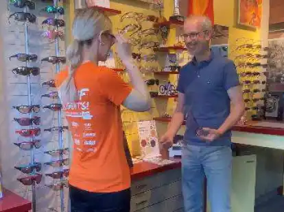 &bdquo;Lauf geht&rsquo;s&ldquo;-Teilnehmerin Kim Kristin Loschen l&auml;sst sich bei Stephan Rakelmann beraten. Seit 25 Jahren ist der Optiker auf Sportbrillen spezialisiert und wei&szlig; worauf zu achten ist.