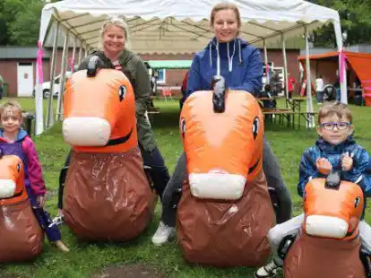 Hatten beim Pferde-H&uuml;pfen Spa&szlig;: Jessica Ludwig (2. von links) und ihre Tochter Eni (4) sowie Alexa Pabst mit ihrem Sohn Jonte (6).