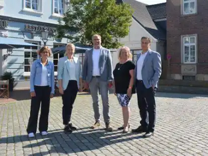 Freuen sich auf die Konzertreihe &bdquo;Varel live&ldquo; auf dem Neumarktplatz: (von links) Martina Busch (Maschal Einrichtungs- und Einkaufszentrum), Tanja Daugill (Raiffeisen-Volksbank),  Arnim Penning (Autohaus Penning), Insa Jung (Stadtmarketing Varel) und Sefedin Selimi (Gastronom und neuer Partner)