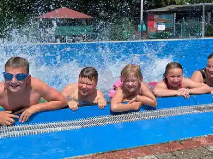 Sie lassen vor Freude das Wasser spritzen: F&uuml;r die Kinder des Dorfes ist der Saisonbeginn im Freibad das Highlight im Sommer.