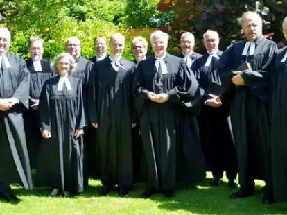 Regionalbischof Dr. Detlef Klahr (9.v.l.) ordinierte Mattias Bokelmann in Westrhauderfehn zum Pastor (7.v.l.) und freute sich gemeinsam mit Superintendent Thomas Kersten (rechts) und mit vielen Pastorinnen und Pastoren aus dem Kirchenkreis Rhauderfehn &uuml;ber den neuen Pastor in ihrer Runde.