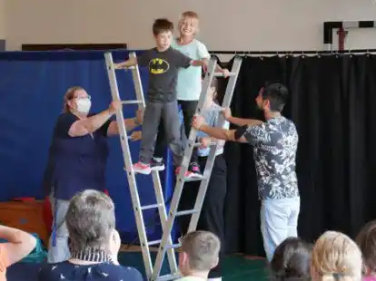 Da wird es schon mal akrobatisch: Die Sch&uuml;lerinnen und Sch&uuml;ler legten sich bei der Zirkusauff&uuml;hrung in der Turnhalle der Astrid-Lindgren-Schule schwer ins Zeug.