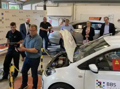 Unterricht live: BBS-Fachlehrer Thomas L&uuml;ers erkl&auml;rt hier ein Voltmeter, Landrat Johann Wimberg (im Hintergrund, von links), Kreis-Mitarbeiter Markus H&ouml;ne, BBS-Metallabteilungsleiter  Dieter Stolte, Kreisr&auml;tin Anne Tapken und Schulleiter Dr. Andreas Berndt  h&ouml;ren interessiert zu.