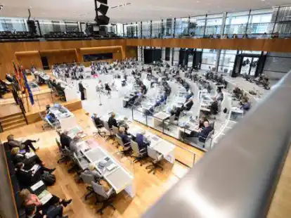 Hinter den Kulissen: Eine F&uuml;hrung bietet interessante Einblicke in Abl&auml;ufe des Landesparlaments.