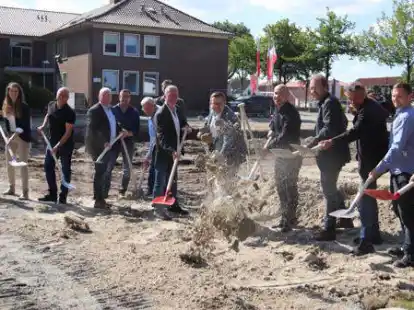 Erster Spatenstich in Bar&szlig;el: Zum symbolischen Akt kamen am Mittwochmorgen B&uuml;rgermeister Nils Anhuth sowie Vertreter der Ratsfraktionen und der baubeteiligten Firmen an der Baustelle zusammen.