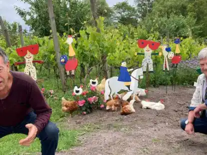 Die H&uuml;hner sind in diesem Fall Bestandteil eines Gesamtkunstwerks:  &bdquo;Butjatha&ldquo; alias Wilfried Gerdes (links) und Holzk&uuml;nstler   Eberhard von Daak  im &bdquo;Bromberg am Marschsee&ldquo;, in dem Wein angebaut wird.