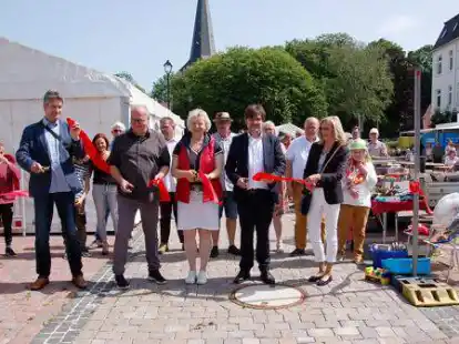 Mit dem Durchschneiden eines roten Absperrbandes weihten (von links) Stadtplaner Tim Lorenz, Blexens neuer Dorfgemeinschaftssprecher Thilo Solbrig, SPD-Landtagsabgeordnete Karin Logemann, B&uuml;rgermeister Nils Siemen und Baudezernentin Elle K&ouml;ncke den neuen Blexer Dorfplatz in der Ortsmitte ein.