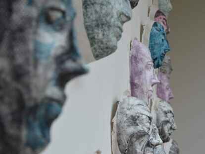 Echte Hingucker: Die Masken der griechischen K&uuml;nstlerin Niovi Boliaki.