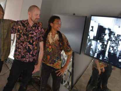 Arbeiten mit Augmented Reality (erweiterte Realit&auml;t): Die niederl&auml;ndischen Br&uuml;der Phillip Odango Ekwara-Osire (links) und  Frederick Opio Ekwara-Osire (rechts), hier mit Sven M&uuml;ller von &bdquo;The Hidden Art Project&ldquo; (Mitte).