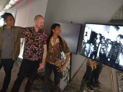 Arbeiten mit Augmented Reality (erweiterte Realit&auml;t): Die niederl&auml;ndischen Br&uuml;der Phillip Odango Ekwara-Osire (links) und Frederick Opio Ekwara-Osire (rechts), hier mit Sven M&uuml;ller von &bdquo;The Hidden Art Project&ldquo; (Mitte).