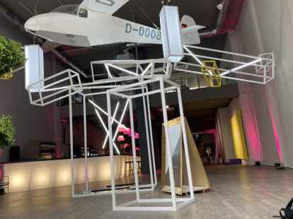 Gro&szlig;e Lichtinstallation: Das Werk von Sven M&uuml;ller befindet sich im Eingangsbereich des Geb&auml;udes.