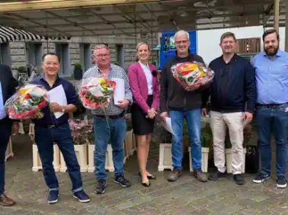 Ehrung der langj&auml;hrigen Marktbeschicker (von links): Michael Lorenz, Leiter des B&uuml;rger- und Ordnungsamtes, Can Nguyen, Klaus Becker, Finanzdezernentin Dr. Julia Figura, Helmut L&ouml;hden, Christian Aster, Fachdienstleiter Sicherheit- und Ordnung und Marktmeister Dennis Ostendorf.