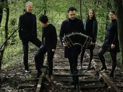 Am 19. Juni an der Bremer Stra&szlig;e 28: die Joaqu&iacute;n Alem New Tango Group mit Agnes Izdebska (Violine), Akiko Kapeller (Klavier), Petia Rousseva (Bratsche), Jochen Zillessen (Kontrabass) und Joaqu&iacute;n Alem (Bandoneon).