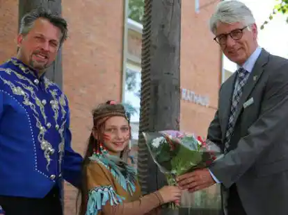 Zirkusdirektor Miguel Frank und seine Tochter Lucia (&ldquo;Yamanti&ldquo;) &uuml;berreichen Brakes B&uuml;rgermeister einen Blumenstrau&szlig;. Alle hoffen, dass die Gefl&uuml;chteten aus Kriegsregionen ihre Sorgen w&auml;hrend der Show vergessen werden.