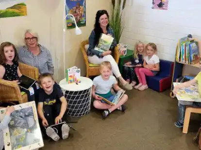 Die Kinder in der Kita G&auml;nsebl&uuml;mchen haben die neue Leseecke schnell in ihr Herz geschlossen. Anja Janzen, Leiterin der Gemeindebibliothek (hinten, r.) und stellvertretende Kita-Leiterin Eva Bubenik freuen sich, dass das neue Angebot so gut ankommt bei den Kleinen.