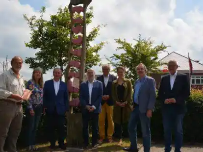 Freuen sich auf die 39. Neuenburger Kunstwoche: (von links) Iko Chmielewski, Dr. Stephanie Abke, Hans-Werner Kammer, Dr. Hans-Martin Peter, Heiner Lauxtermann, Theresa Hornischer, Dr. Michael Brandt und Fred Gburreck vor dem bereits vor einigen Jahren in Neuenburg geschaffenen Werk des K&uuml;nstlers Georg Janthur.